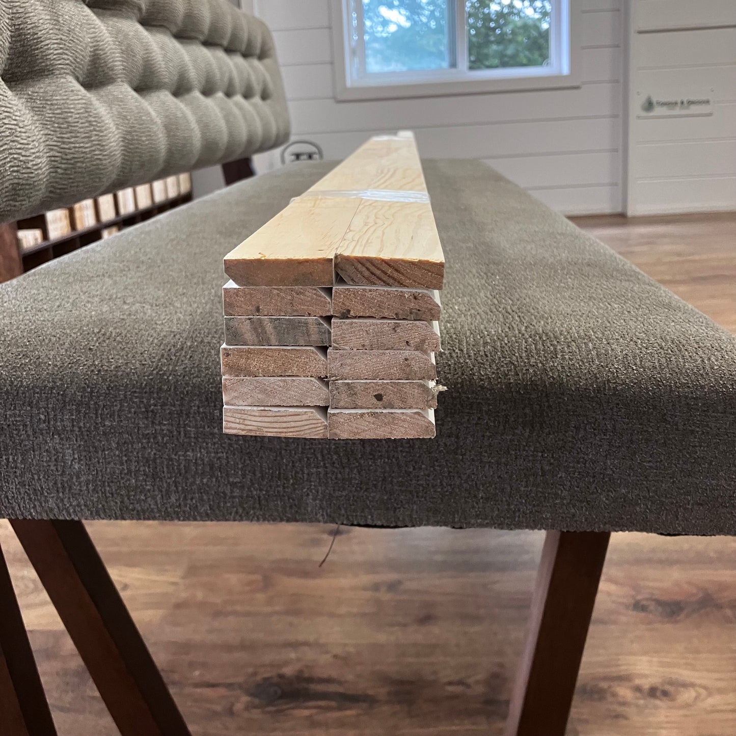 1 3/8" Beveled Edge Shoemould (#k19)